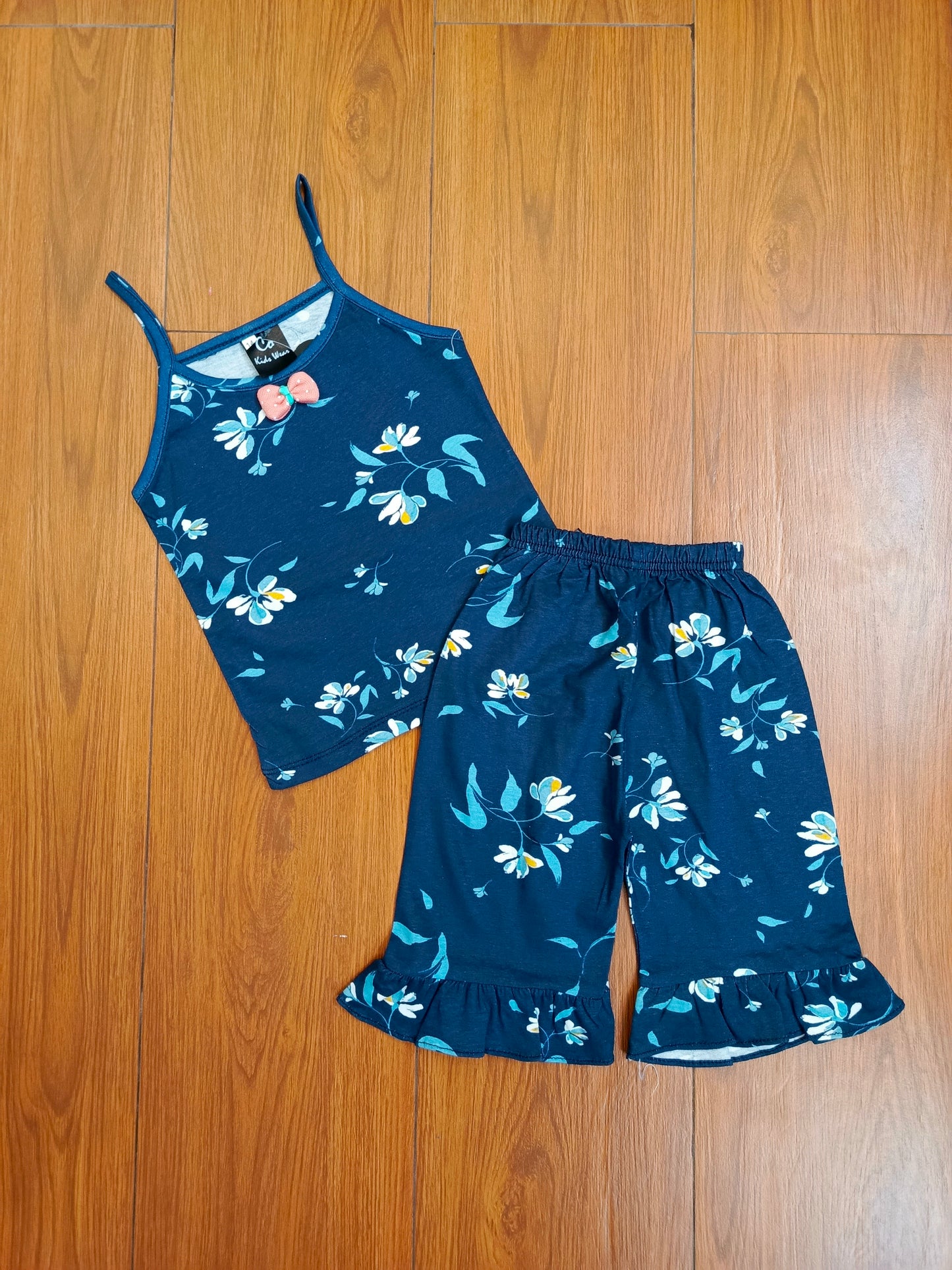 Blue flower tanktop capri suits