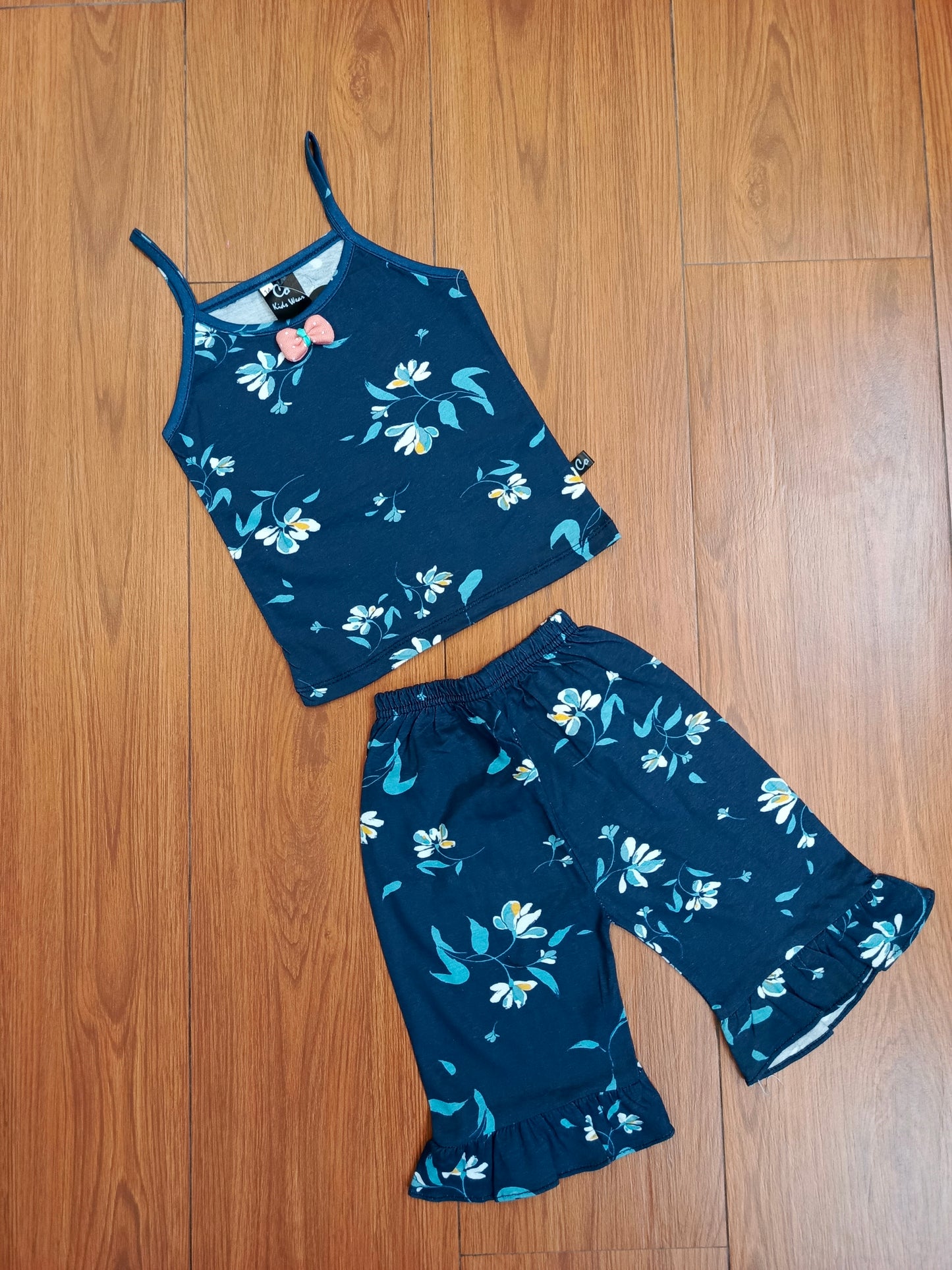 Blue flower tanktop capri suits